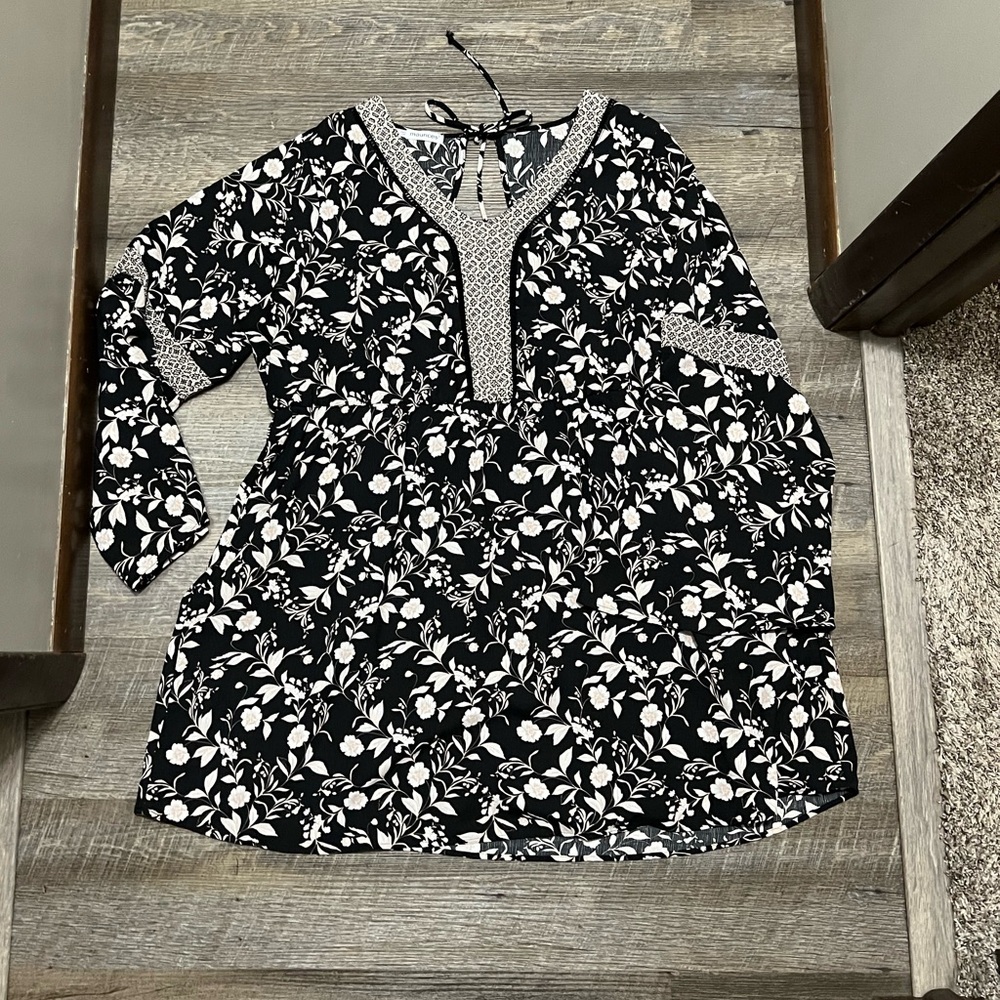Maurices Black and White Floral V-neck Tunic